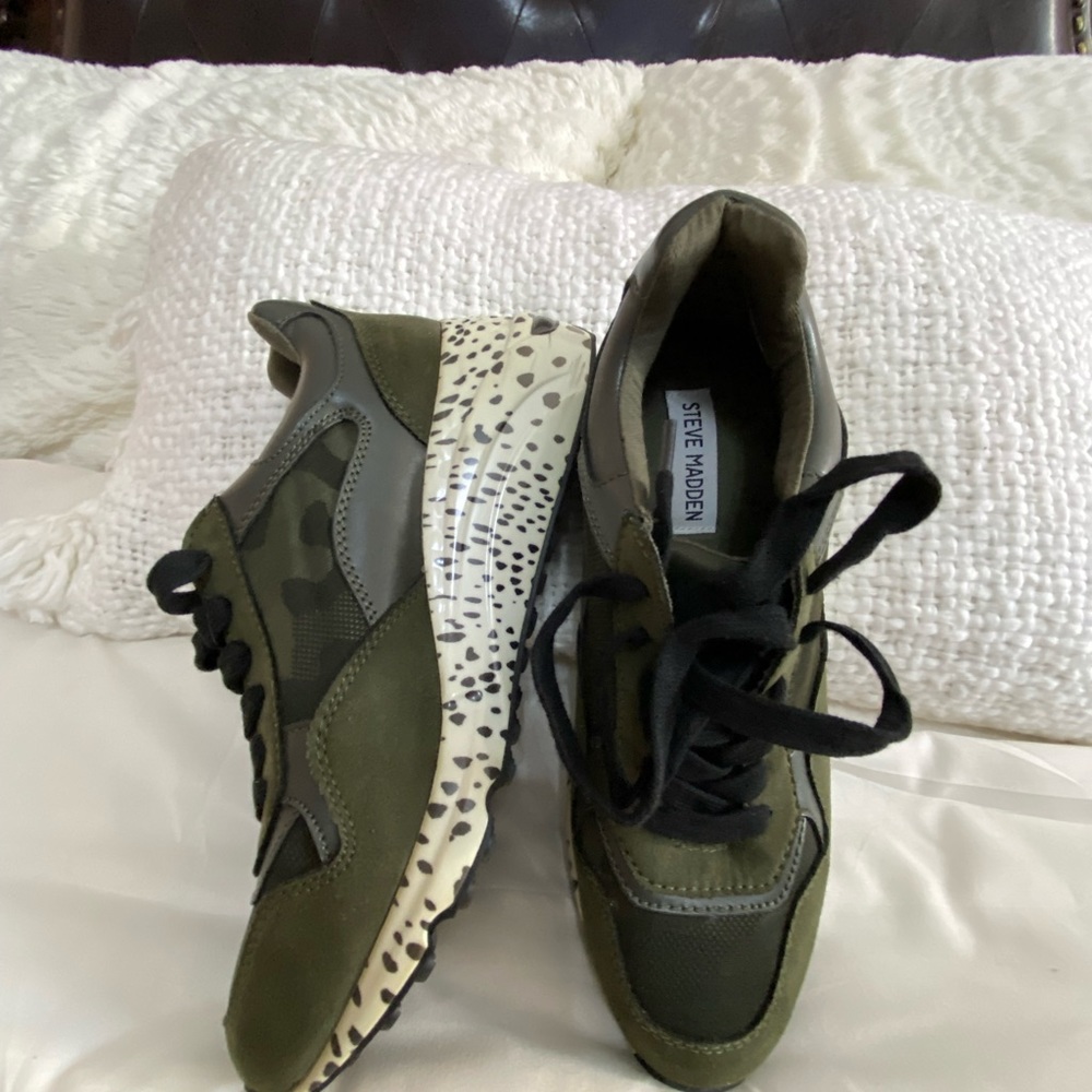 Steve Madden sneakers new never worn